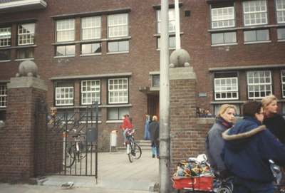 605879 Gezicht op het toegangshek en het schoolplein van het Christelijk Gymnasium (Diaconessenstraat 1) te Utrecht.